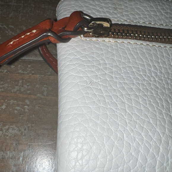Dooney & Bourke white wristlet - Picture 3 of 8